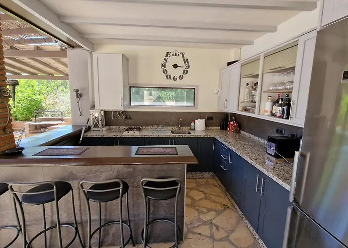 Villa Exclusive Lakeside With Private Pool & Total Privacy