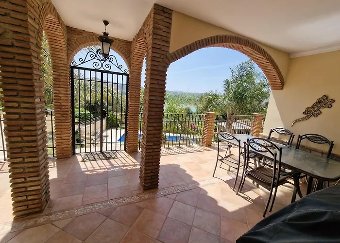 Villa Exclusive Lakeside With Private Pool & Total Privacy *